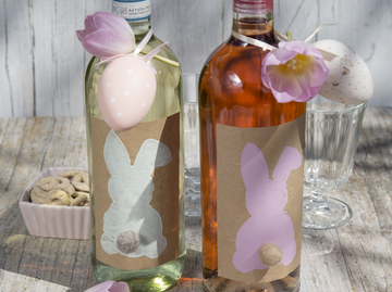 Hasen-Etiketten mit Bommelschwanz auf Glasflaschen | © Birgid Allig